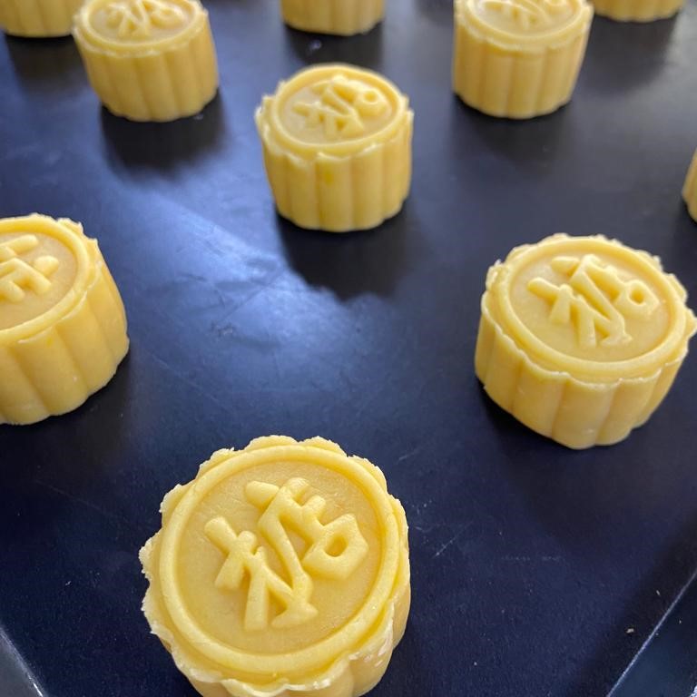 經典奶黃月餅+Valrhona朱古力流心奶黃月餅課程- Alice Baking Studio 經典奶黃月餅+Valrhona朱古力流心奶黃月餅課程- Alice Baking Studio